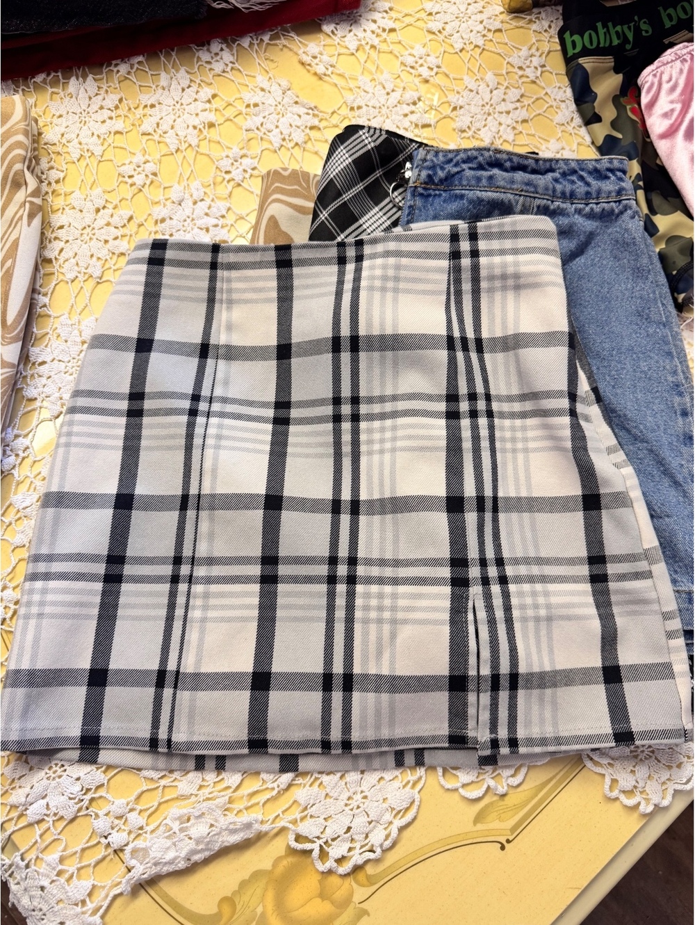 Forever 21 white and black plaid mini Skirt